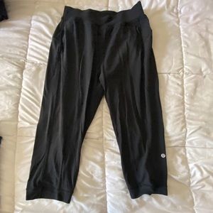 Retreat Yogi Crop lululemon sz4 black, nulu